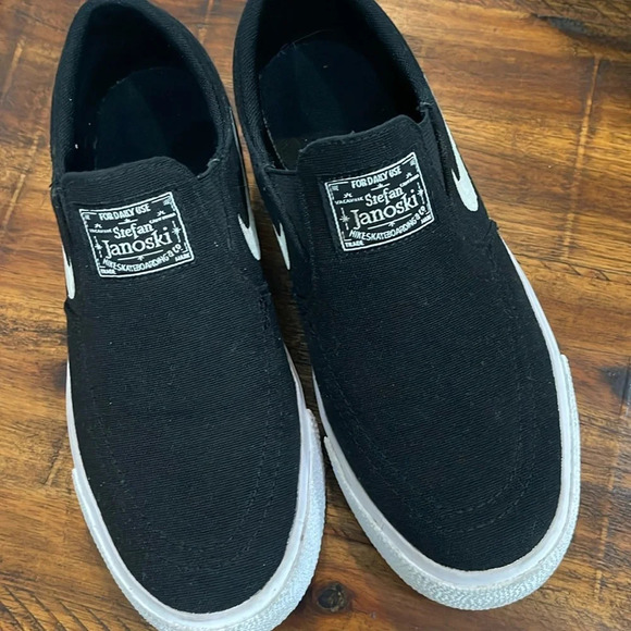 NIKE SB JANOSKI CANVAS SLIP ON SKATEBOARDING SNEAKERS BLACK  sz 5Y = 6.5 WOMENS - Picture 1 of 14